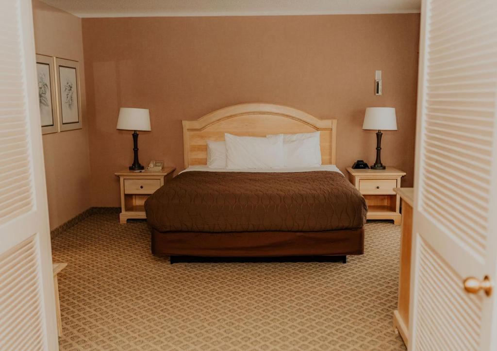 Wallace Inn Екстер'єр фото